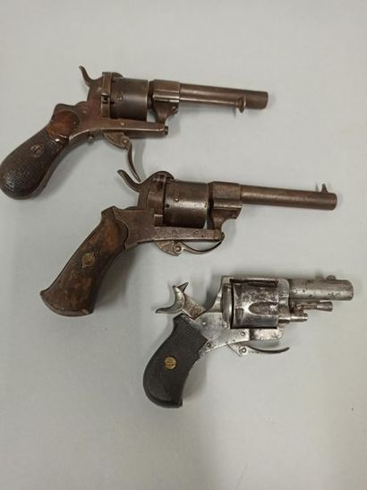 null Set of 2 pinfire pistols and 1 revolver in calibre 320.

Average condition -...