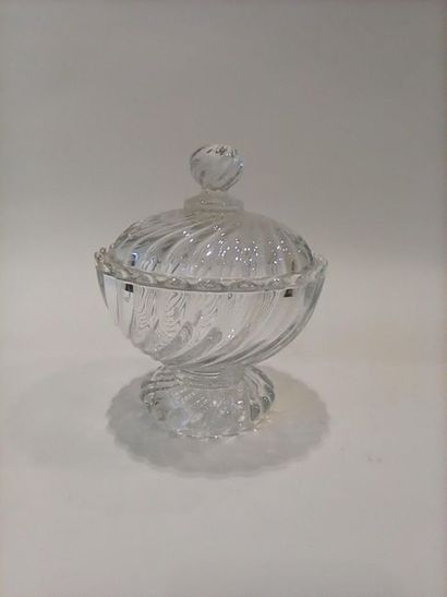 null BACCARAT France drageoir en cristal moulé à décor godronné. Signé.
Ht. : 16...