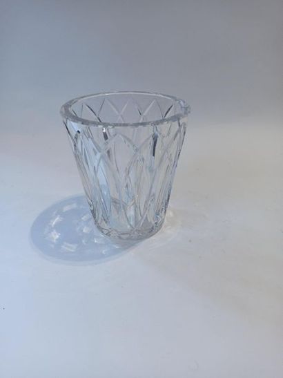 null BACCARAT vase en cristal, signé.



Ht. : 17 cm - Diam. : 15.90 cm