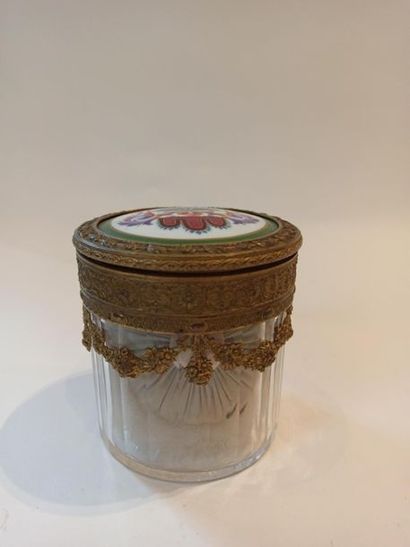 null Gadrooned glass powder box, gilded brass frame decorated with a garland of flowers...