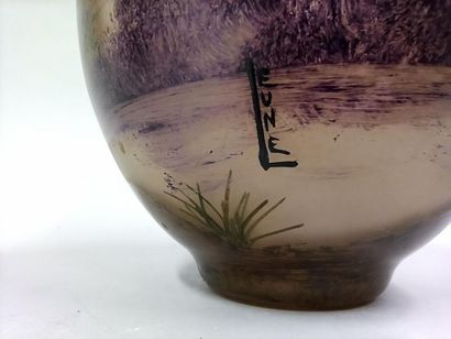 null LEUNE

Baluster vase in painted glass with a landscape of trees on the riverside.

Signed.

H....
