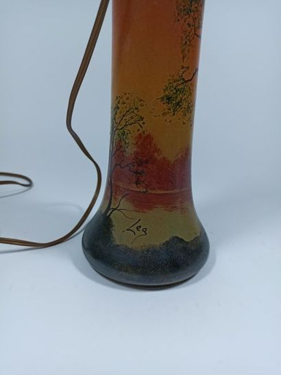 null LEGRAS

Lamp base in glass with a painted decoration of a landscape with trees.

Signed....