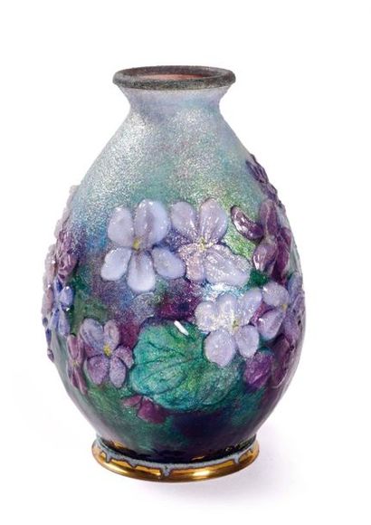 null Camille FAURE (1874-1956)

Petit vase en dinanderie à corps ovoide et col conique...