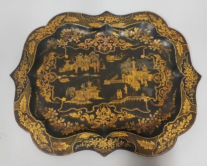 null Tray in Chinese lacquer with a black background decorated with characters in...