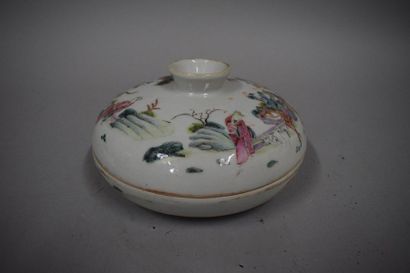 null CHINA, 20th century

Porcelain covered bowl with compartments with polychrome...