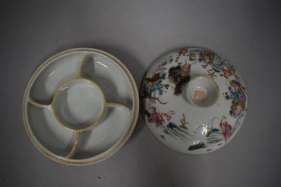 null CHINE, XXème siècle

Bol couvert à compartiments en porcelaine à décor émaillé...