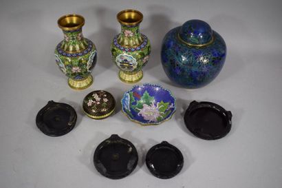 null CHINA, 20th century

Set of shaped pieces in cloisonné enamels comprising: lentil...