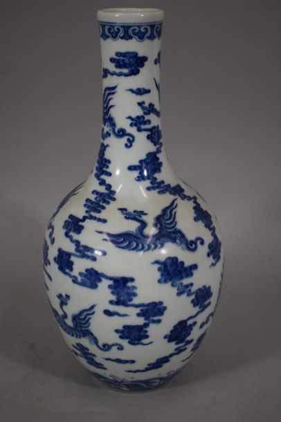 null CHINE, XXème siècle

Vase en porcelaine à décor en bleu sous couverte de phoenix...