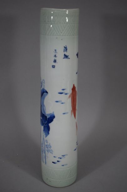 null JAPON, XXème siècle 

Vase rouleau en porcelaine à décor de poissons (signature...