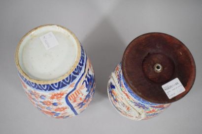 null JAPON.

 Vase en porcelaine à décor Imari en bleu sous couverte, rouge de fer...