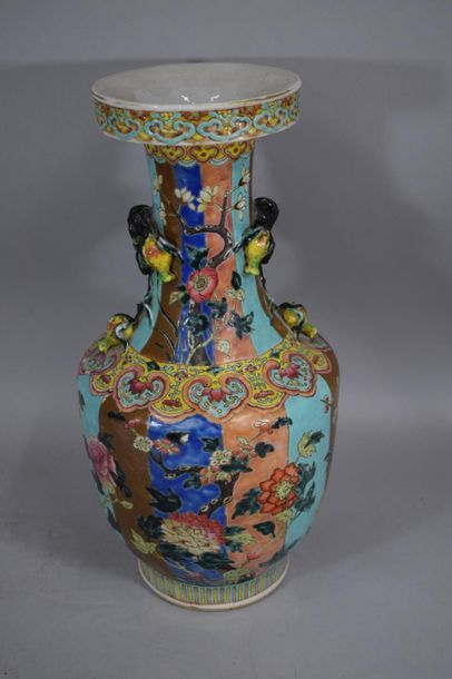 null CHINE 

Vase balustre en porcelaine émaillée polychrome à décor de buissons...