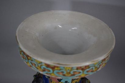 null CHINE 

Vase balustre en porcelaine émaillée polychrome à décor de buissons...