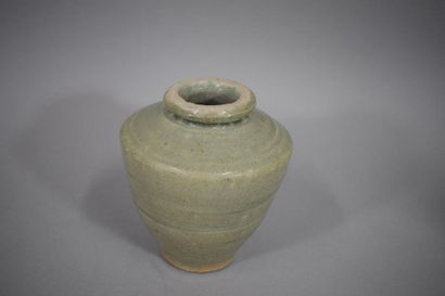 null JAPON, dans le style des productions de la période Edo 

Vase en grès porcelaineux...