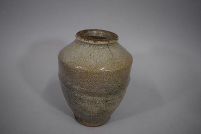 null JAPON, dans le style des productions de la période Edo des fours de Karatsu

Vase...