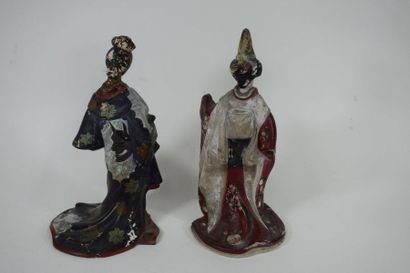 null JAPON, Début du XXème siècle

Deux statuette en terre cuite peinte, représentant...