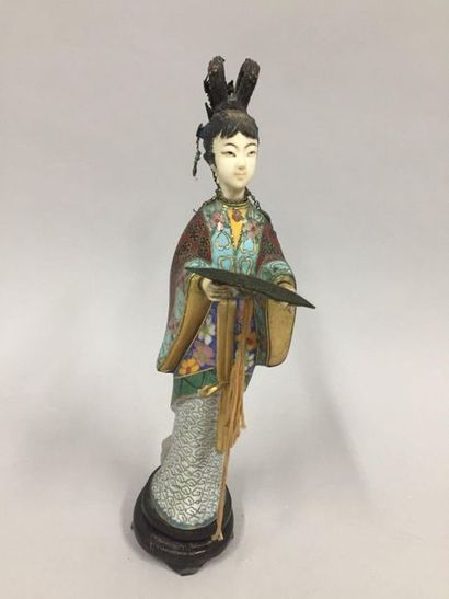null JAPAN

Guanyne with fan in cloisonné enamels, face and hands in resin.

H. :...