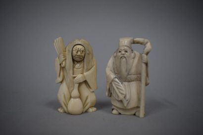 null JAPAN, Early 20th century

Set of two ivory okimono imitating netsuke.

H. 5...