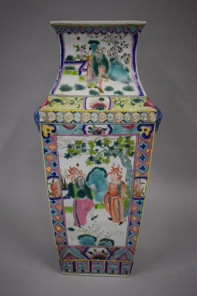 null CHINE, XXème siècle

Vase quadrangulaire en porcelaine à décor émaillé polychrome...