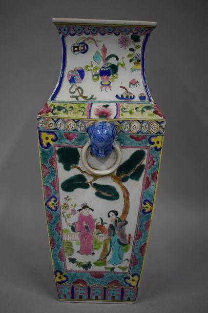 null CHINA, 20th century

Quadrangular porcelain vase with polychrome enamel decoration...