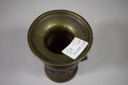 null JAPON, Période Meiji

Ensemble en bronze composé de deux petits vases et d'un...