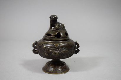 null JAPON, Période Meiji

Ensemble en bronze composé de deux petits vases et d'un...