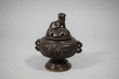 null JAPON, Période Meiji

Ensemble en bronze composé de deux petits vases et d'un...