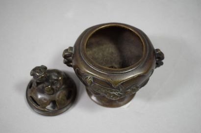 null JAPON, Période Meiji

Ensemble en bronze composé de deux petits vases et d'un...