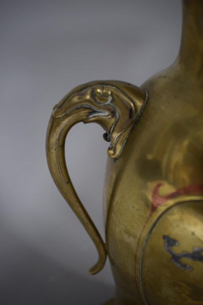 null JAPON, Période MEJI

Paire de vases balustres en bronze ciselé à décor polychrome...