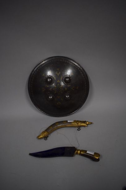 null Indo-Persian set:

Including a dagger and a powder flask.

Iron work with gold...