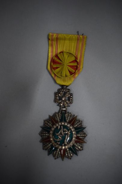 null Ensemble de trois médailles : 

Ordre de l'éléphant blanc, Thailande (Siam)

Ordre...