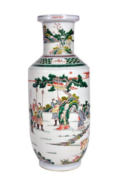 null CHINE, XXème siècle

Vase de forme rouleau en porcelaine émaillée polychrome...