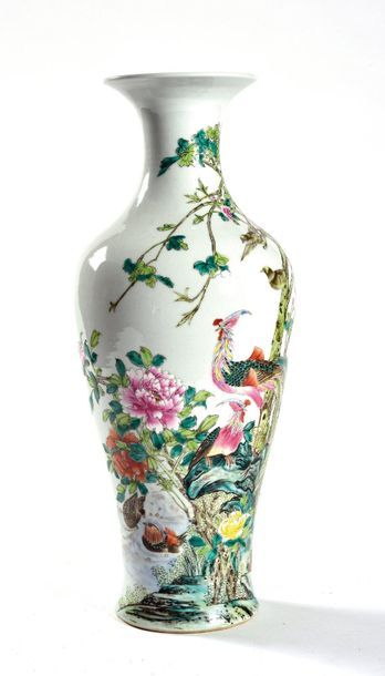null CHINE, XXème siècle

Grand vase balustre à col évasé en porcelaine émaillée...