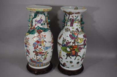 null CHINE, XXème siècle

Deux vases en porcelaine à décor émaillé polychrome de...