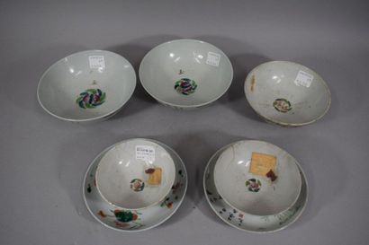 null CHINA, 20th century

Set of two cups and cups and three bowls.

Various sizes,...