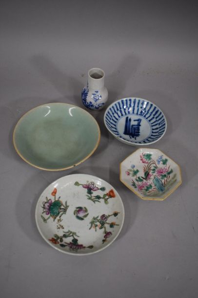 null CHINE, XXème siècle

Lot de cinq pièces en porcelaine : petit vase au décor...