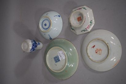null CHINE, XXème siècle

Lot de cinq pièces en porcelaine : petit vase au décor...