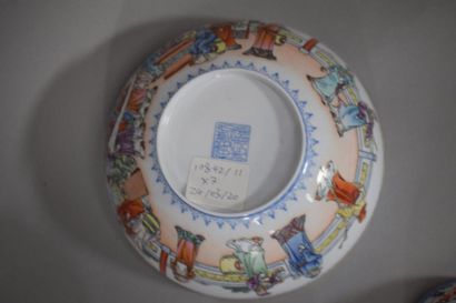 null CHINE, XXème siècle

Ensemble de sept bol en porcelaine à décor émaillé polychrome...