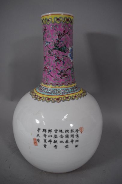 null CHINE, XXème siècle

Vase en porcelaine à décor émaillé polychrome d'un paon...