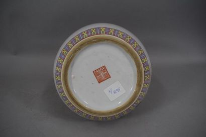 null CHINE, XXème siècle

Vase en porcelaine à décor émaillé polychrome d'un paon...