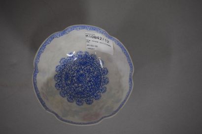null CHINA, 20th century

Small polylobed porcelain bowl with polychrome enamel decoration...