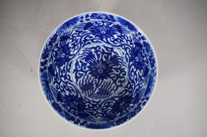 null CHINA, 20th century

Porcelain bowl with flared rim decorated in blue with lotus...