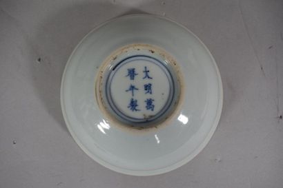 null CHINE, XXème siècle

coupe évasée sur petit pied en porcelaine à décor en bleu...