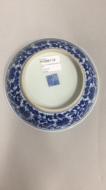 null CHINE, XXème siècle

Assiette en porcelaine à décor floral bleu sous couverte....