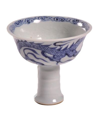 null CHINE, XXème siècle

Coupe sur pied de style Yuan en porcelaine à décor bleu...
