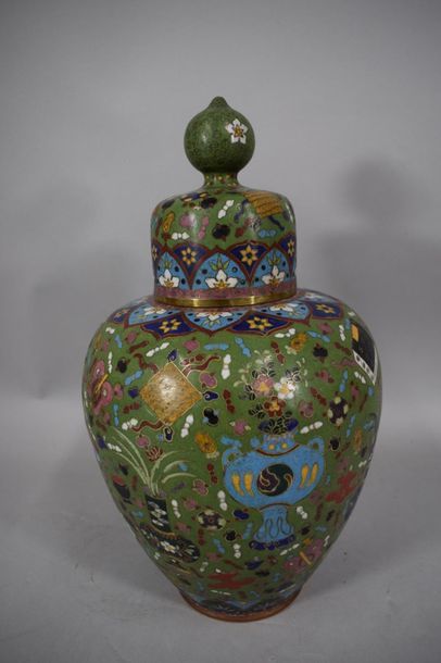 null CHINA, circa 1900

Covered copper baluster vase in cloisonné enamels, decorated...