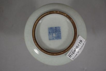 null CHINE, XXème siècle

Porte baguette d'encens en porcelaine à couverte céladon.

Marque...