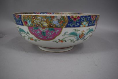 null CHINA, 20th century

Porcelain cup in the taste of the rose family; decorated...