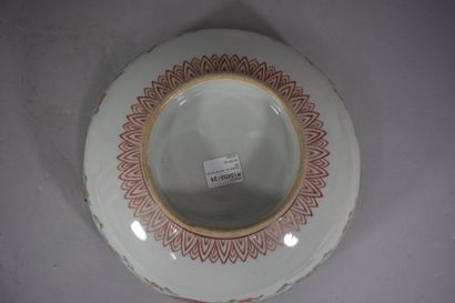 null CHINE, XXème siècle

Coupe en porcelaine dans le gout de la famille rose ; à...