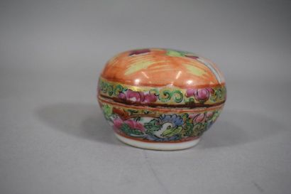 null CHINE, Canton

Boîte couverte en porcelaine et émaux de la famille rose à décor...