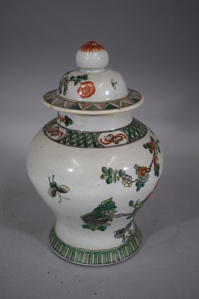 null CHINE, XXème siècle

Pot couvert en porcelaine dans le goût de la Famille Verte,...